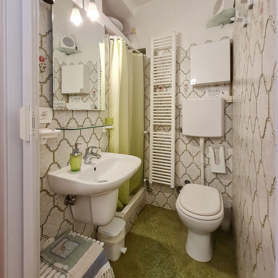16-Cozy-studio-bathroom